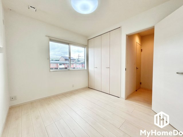 春日井市南花長町の子供部屋|外の景色が見渡せる窓があり、陽光と風がしっかり入る快適な室内環境。