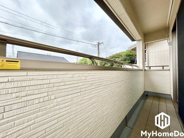 春日井市南花長町のバルコニー|軒（屋根）が出ているため、外出中の急な雨でも洗濯物が濡れにくい設計です。