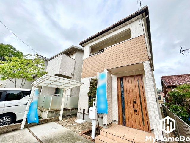 春日井市南花長町の外観|重厚な木目調ドアとタイルのステップが迎え入れる、上品でスタイリッシュなアプローチ。