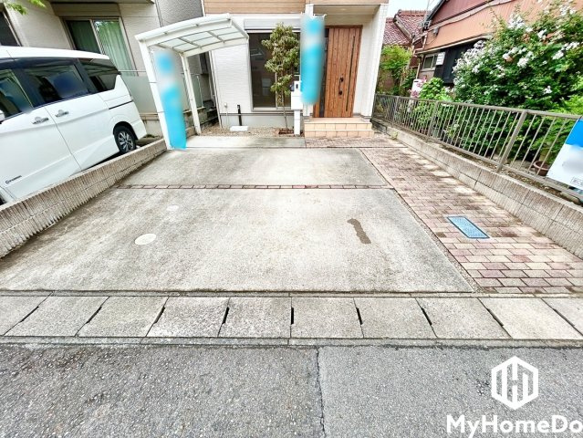 春日井市南花長町の駐車場|屋根付きカーポートを配置しており、お車だけでなく自転車やバイクの駐輪場所としても重宝します。