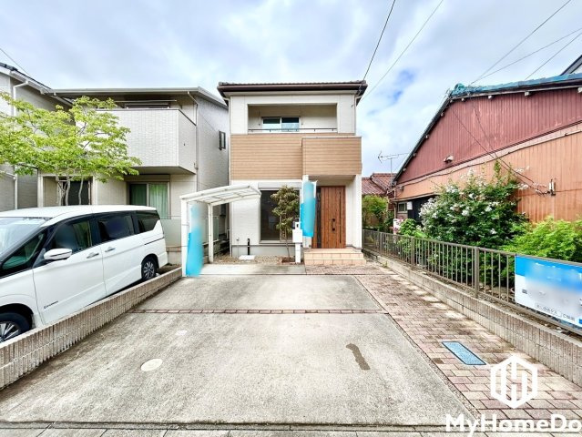 春日井市南花長町の外観|ベージュと木目調のアクセントを取り入れたモダンスタイルの2階建て戸建て住宅です。