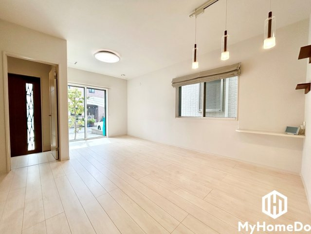 春日井市南花長町の居間・リビング|ダイニング横には便利なカウンターデスクを設置。お子様の勉強スペースやテレワーク、家事スペースに最適。