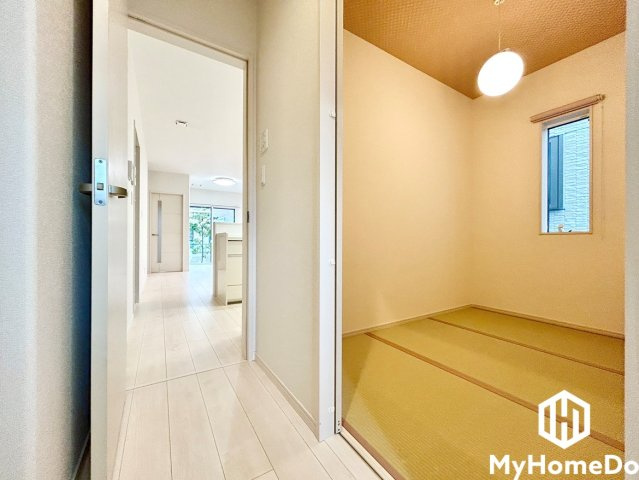 春日井市南花長町のその他|廊下から和室・リビングまでがフラットにつながり、家全体の広がりを感じられる間取り。