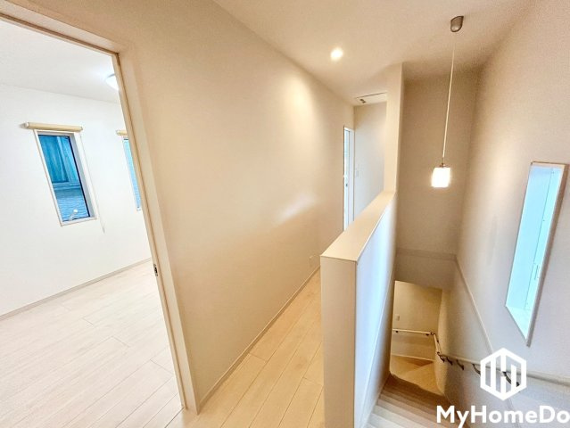 春日井市南花長町のその他|階段吹き抜け部分に配された繊細なペンダントライトとダウンライトが、廊下全体を上質に演出。