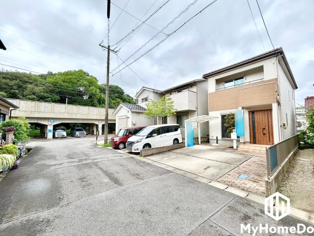 春日井市南花長町の前面道路含む現地写真|道路からの引き込みや見通しが良く、前向き・バック駐車どちらも楽に行えます。