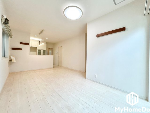 春日井市南花長町の居間・リビング|キッチンからリビング全体が見渡せる、開放的で家族の会話が弾むレイアウト。