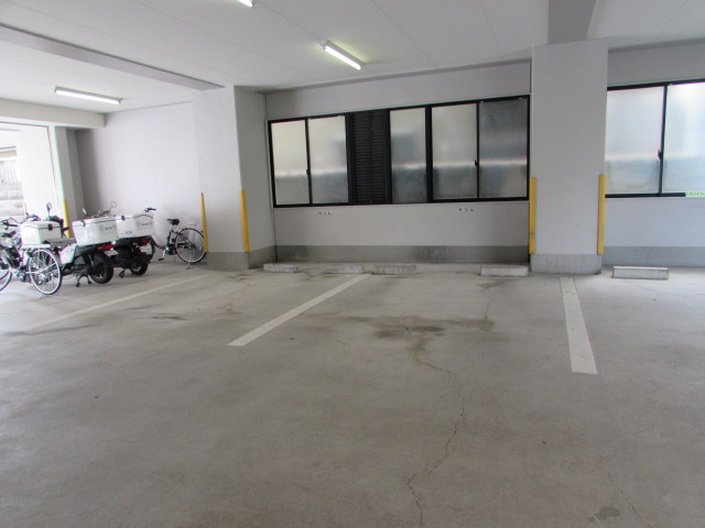 宝塚ビルの駐車場