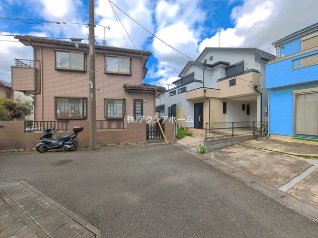 所沢市下安松　中古一戸建　～全居室6帖以上～の前面道路含む現地写真