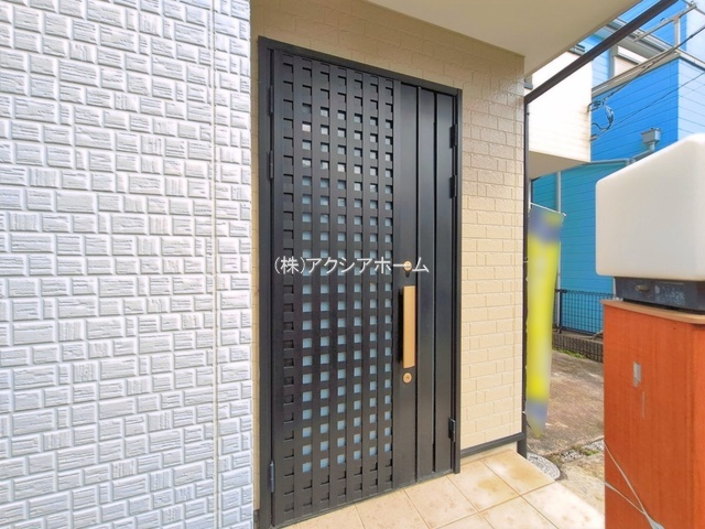 所沢市下安松　中古一戸建　～全居室6帖以上～の玄関