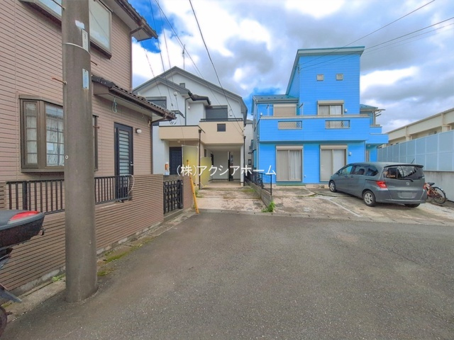 所沢市下安松　中古一戸建　～全居室6帖以上～の前面道路含む現地写真