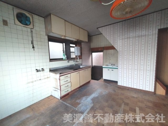 ６７３８９　岐阜市鷺山東中古戸建てのキッチン