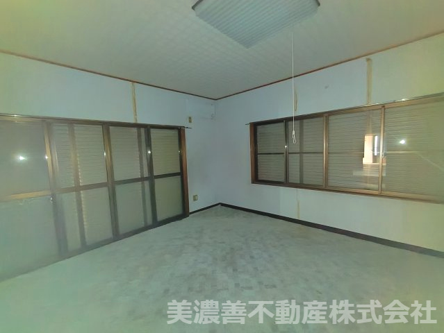６７３８９　岐阜市鷺山東中古戸建ての洋室