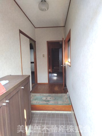 ６７３８９　岐阜市鷺山東中古戸建ての玄関