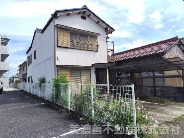 ６７３８９　岐阜市鷺山東中古戸建て