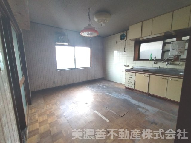 ６７３８９　岐阜市鷺山東中古戸建てのキッチン