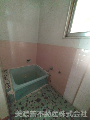 ６７３８９　岐阜市鷺山東中古戸建ての浴室