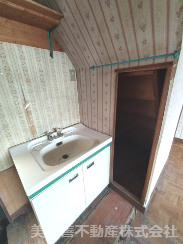 ６７３８９　岐阜市鷺山東中古戸建ての独立洗面台