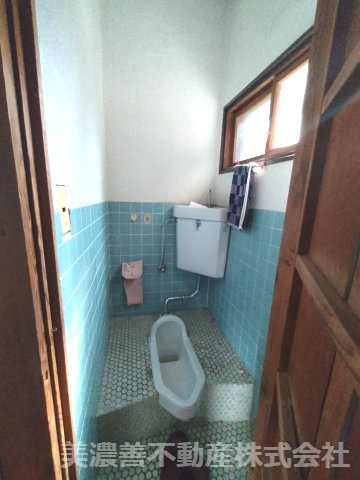 ６７３８９　岐阜市鷺山東中古戸建てのトイレ