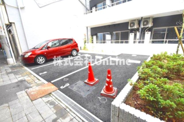 八尾市本町５丁目の賃貸マンションの駐車場