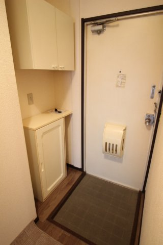 メゾンカルム富田B棟の玄関