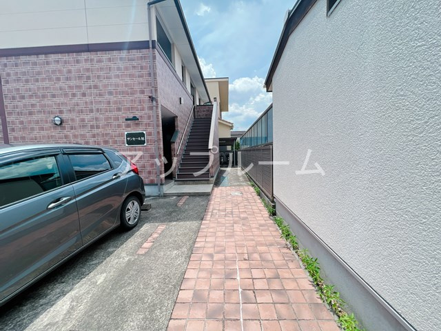 サンセール旭の駐車場