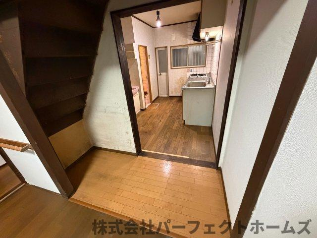 長尾家具町2丁目戸建の内装|明るい色調の室内です