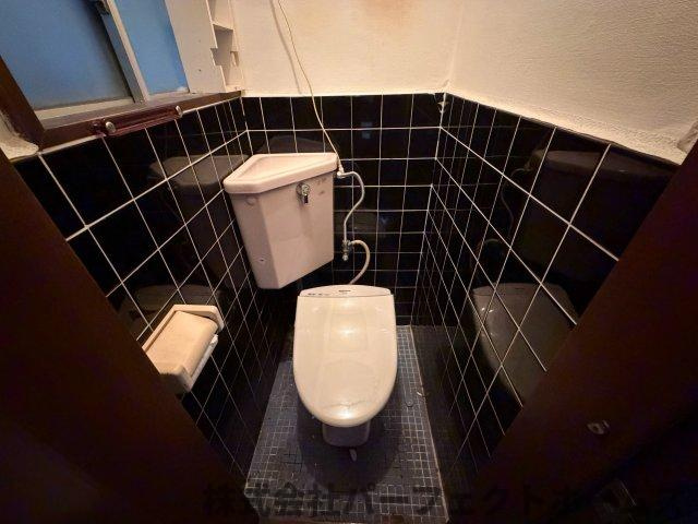 長尾家具町2丁目戸建のトイレ|落ち着いた色調のトイレです
