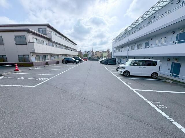 サンヒルズⅡの駐車場