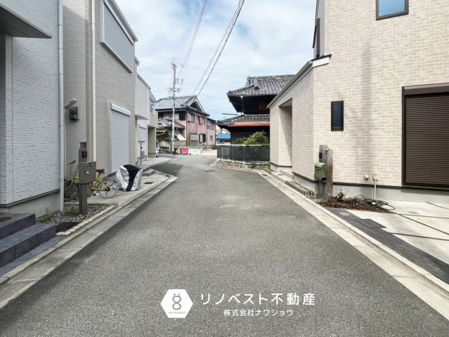 東大阪市新庄1丁目の前面道路含む現地写真|【リノベスト不動産】女性スタッフ・男性スタッフ共に活躍中！

