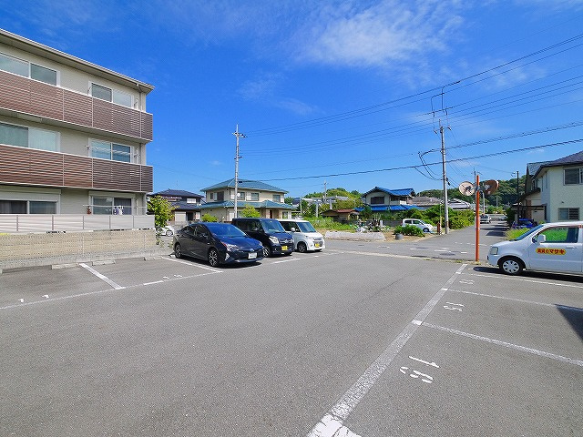 ローズコート加茂の駐車場