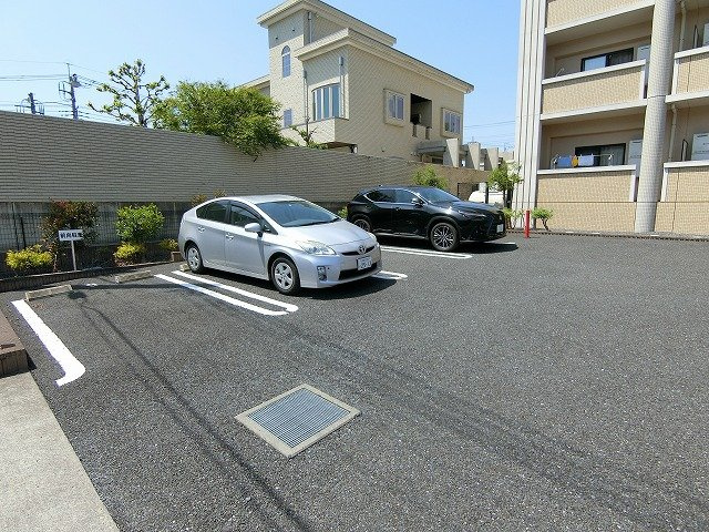 プレインステージの駐車場