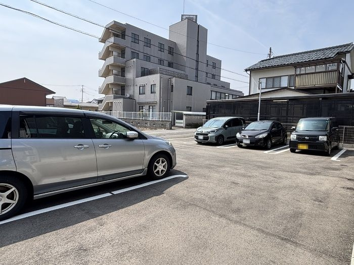 ポワロ　Ⅲの駐車場