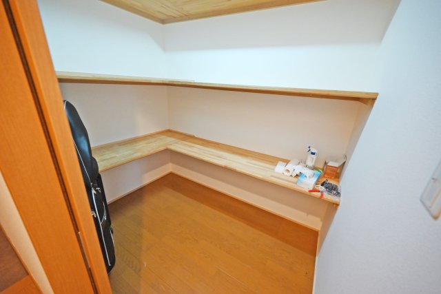 大阪市北区豊崎1丁目中古戸建｜2SLDK＋駐車1台可の収納|1階納戸
家族共用の収納スペースとして、季節ものや趣味のアイテムまでまとめて収納できます。