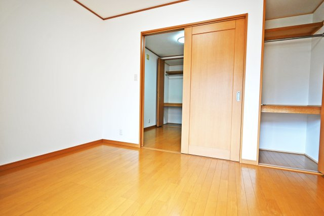 大阪市北区豊崎1丁目中古戸建｜2SLDK＋駐車1台可の収納|3階洋室約5帖
収納スペースにはハンガーパイプ＋中段が設けてあるので衣類やその他の荷物も整理して収納できます。