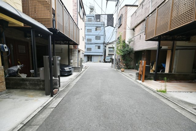 大阪市北区豊崎1丁目中古戸建｜2SLDK＋駐車1台可の前面道路含む現地写真|前面道路幅員　4ｍ