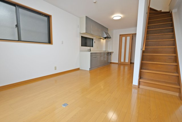 大阪市北区豊崎1丁目中古戸建｜2SLDK＋駐車1台可の居間・リビング|約12.7帖のリビングダイニングはダイニングテーブルとソファーセットを配置しても十分に寛げる空間が確保されています。