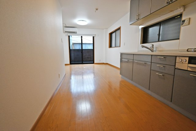 大阪市北区豊崎1丁目中古戸建｜2SLDK＋駐車1台可のダイニング|キッチン側から撮影した写真です。南西側に大きく開いた窓から自然光が差し込んでくる明るい空間です。