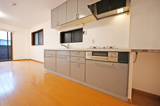 大阪市北区豊崎1丁目中古戸建｜2SLDK＋駐車1台可のキッチン|キッチンは壁付けタイプを採用しているので、空間を広く有効に利用することができます。お料理をしながらリビングダイニングの様子を見れるもいいですね。