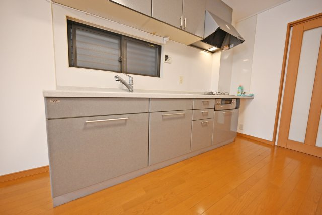 大阪市北区豊崎1丁目中古戸建｜2SLDK＋駐車1台可のキッチン|キッチン前には採光＆換気用の窓有り。リビングダイニングと独立しているのでお料理に集中できます。