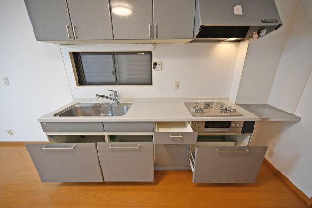大阪市北区豊崎1丁目中古戸建｜2SLDK＋駐車1台可のキッチン|シンク下の収納スペースには大きなお鍋やフライパンのような調理器具もスッポリ収納できます。又、上部には吊戸棚もあるので食器類もまとめて収納できます。