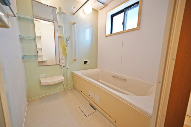 大阪市北区豊崎1丁目中古戸建｜2SLDK＋駐車1台可の浴室|足を伸ばしてゆっくりと寛げるサイズの浴室で一日の疲れを癒した後はぐっすりと眠れそうです。