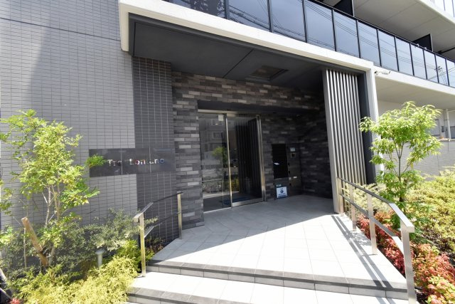 西宮市鳴尾町５丁目の賃貸マンションのエントランス