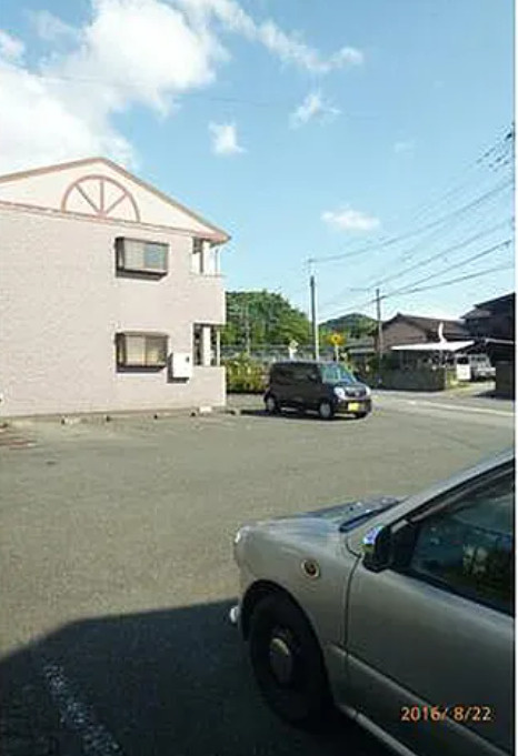 岩井川タウンハウスIIの駐車場
