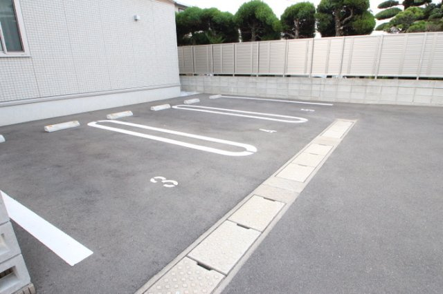 レジダンス井尻　A棟の駐車場