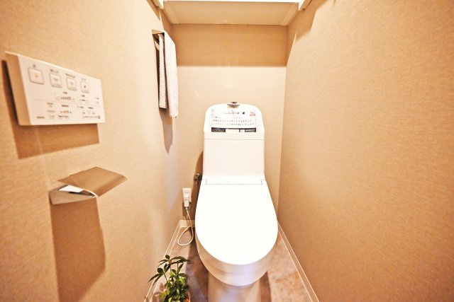 箕面東コーポラスのトイレ|一年を通して快適に利用できるウォシュレット付トイレです。