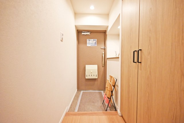 箕面東コーポラスの玄関|玄関にはシューズボックスとは別に天井まで届く玄関収納があるので玄関周りをスッキリときれいに保てます。
