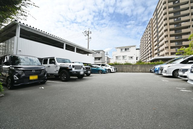 箕面東コーポラスの駐車場|敷地内の専用駐車場です。