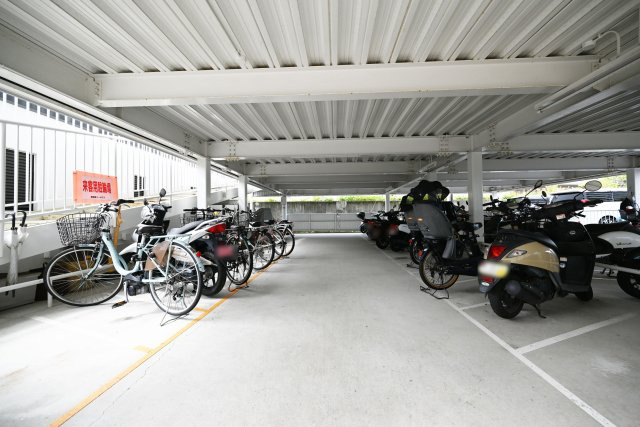 箕面東コーポラスの駐車場|敷地内駐輪場です。