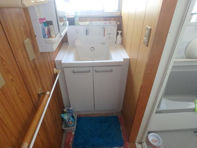S1808H　白浜平屋中古住宅の独立洗面台|朝の身支度には欠かせない独立洗面化粧台