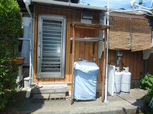S1808H　白浜平屋中古住宅の外観|勝手口（現在洗濯機は屋外）